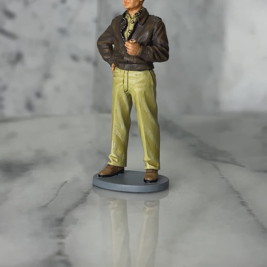 360 degree view of General Douglas MacArthur WWII toy soldier in A2 jacket and peaked cap holding corncob pipe King & Country 1/30 scale matte figure