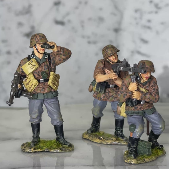 360 view of King & Country WS393 three-figure Waffen-SS MG34 gun team