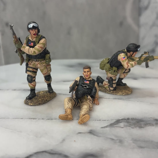 360 view of toy soldier set.