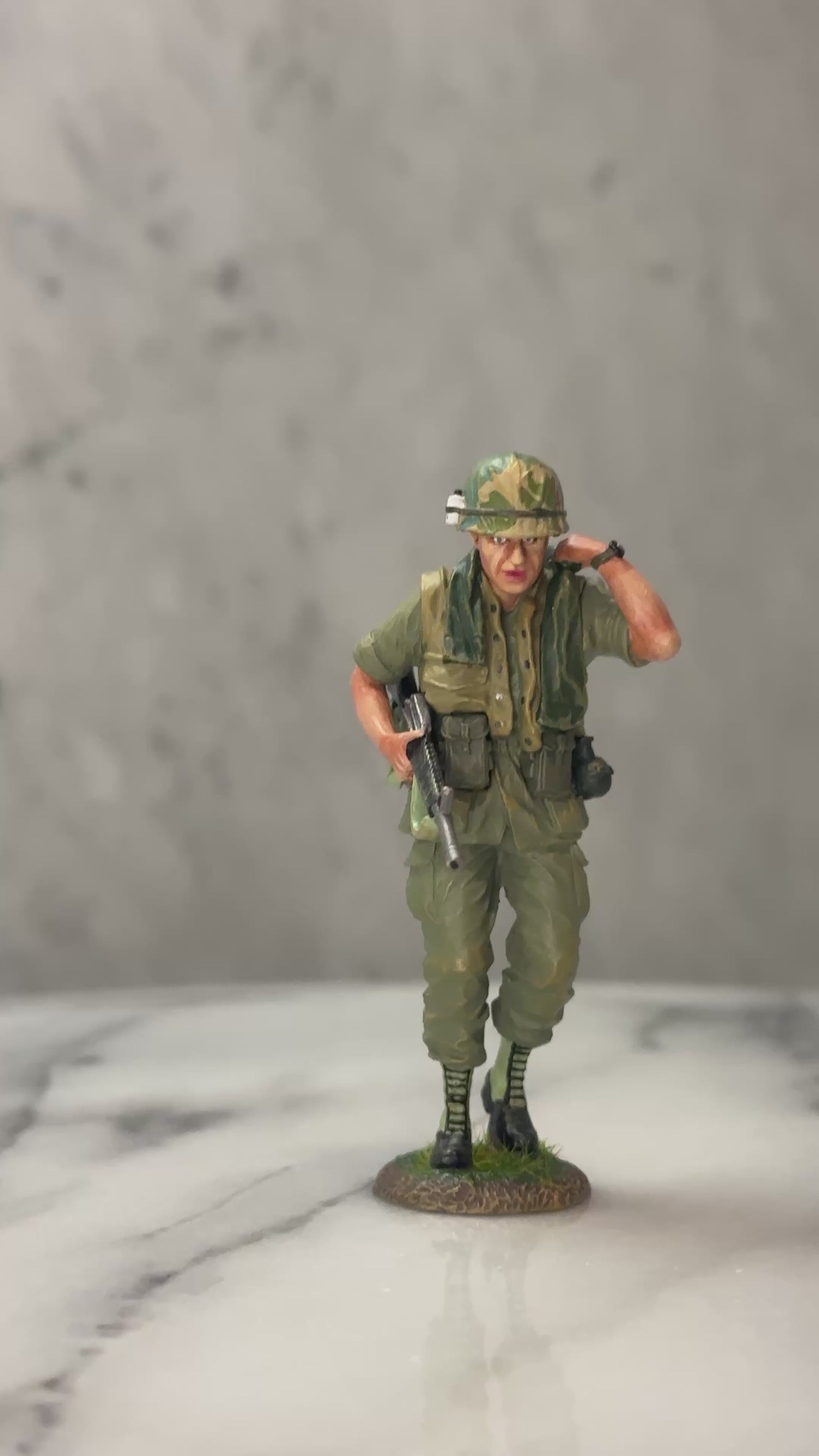 360 view of toy soldier The Walking Grunt.