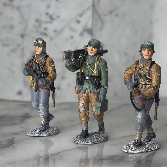 360 view of military miniatures MG34 Machine Gun Team Set