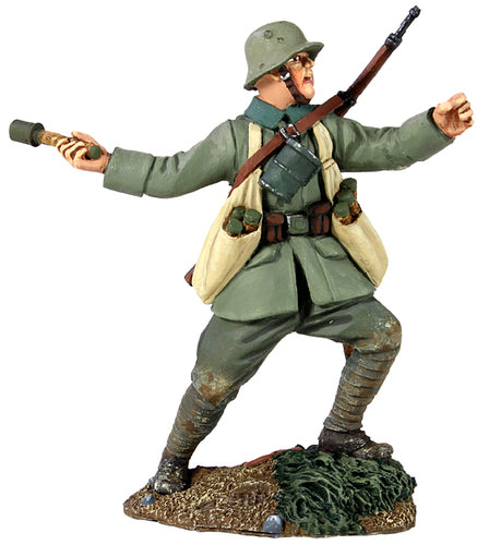 Collectible toy soldier miniature army men German Infantry Throwing Grenade No.2