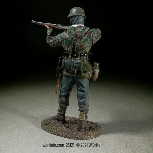 Toy soldier miniature German Grenadier in Parka Standing Firing 98k.