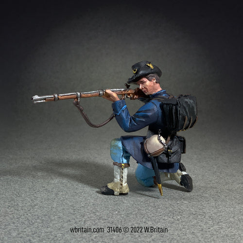 Collectible toy soldier miniature army men figurine Union Iron Brigade in Gaiters Kneeling.