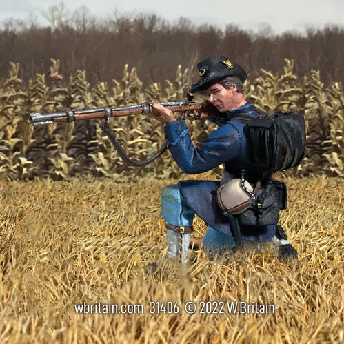 Collectible toy soldier miniature army men figurine Union Iron Brigade in Gaiters Kneeling. On the battlefield.