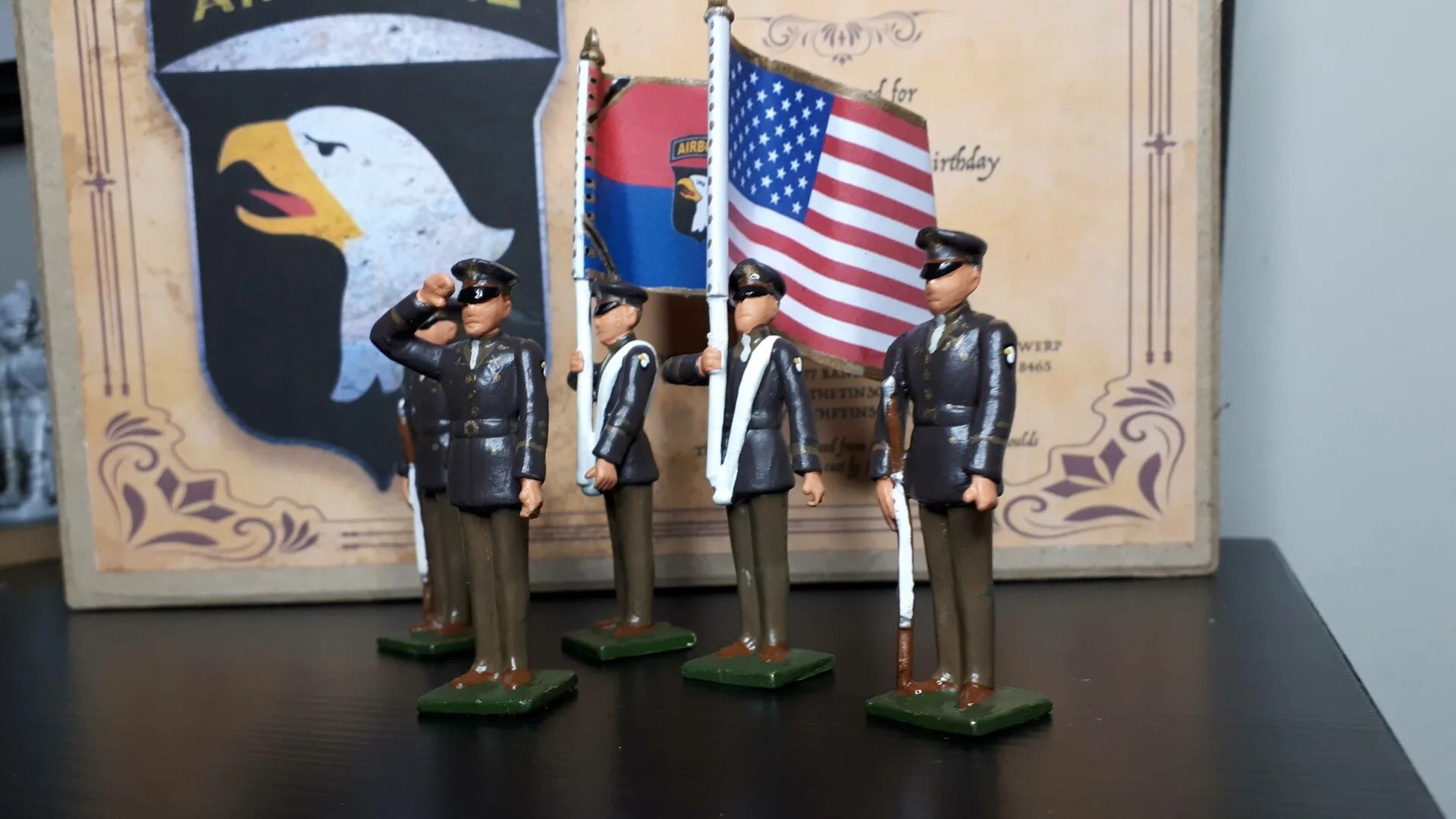 Collectible toy soldier miniature set. 5 pieces with two flag bearers.